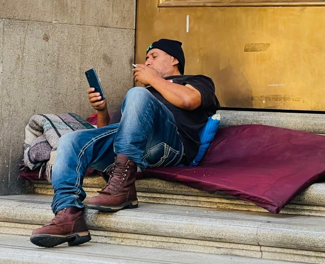 LauraMex's tweet photo. Justo así es como Amlo y la secta nos quieren ver a todos los mexicanos, tirados en el piso, estirando la mano, sin seguridad, sin salud, sin educación, sin dinero, a las órdenes del líder.
¡URGE VOTAR PARA SACARLOS!
#RIPMorena https://t.co/dhV1wx0TDR