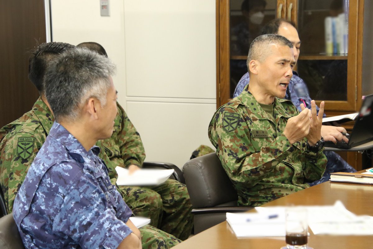 JMSDF_A_MF_HQ's tweet photo. 5月18日、#掃海隊群 司令は、日米の水陸両用作戦部隊指揮官との懇談を行い、共同による #水陸両用作戦 に関する意見交換を実施しました。
引き続き連携し、強固かつ恒久的な共同に寄与します。
また、同日4者で #自衛艦隊 司令官に対し、表敬を行いました。
#CTF76/3 #3dMEB https://t.co/i3y5asQiNP