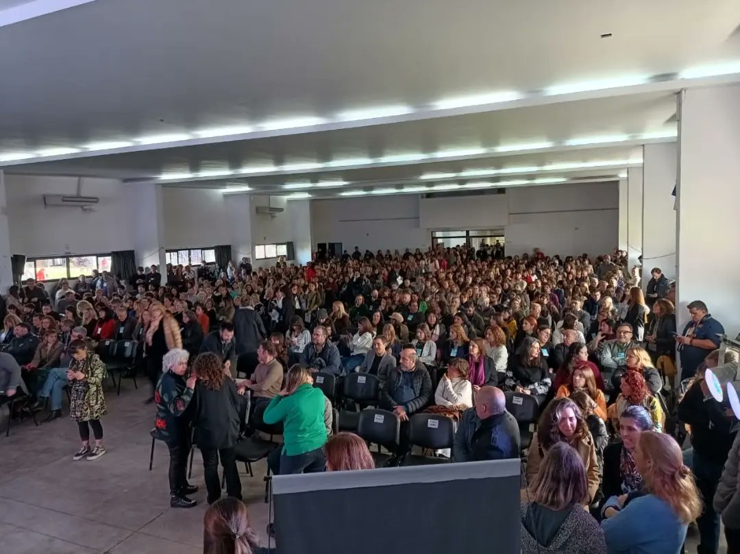 Hoy entregamos más de 500 diplomas de los 715 diplomados en Gestión Publica Municipal y Provincial.
Junto a <a href="/DanielLorea/">Daniel Lorea</a> y <a href="/Taniaetulain/">Tania</a>  

#LaCapcitacionEsUnDerecho
#IPAP
<a href="/Kicillofok/">Axel Kicillof</a> 
<a href="/minsaurralde/">Martín Insaurralde</a> 
@JefaturaPba
