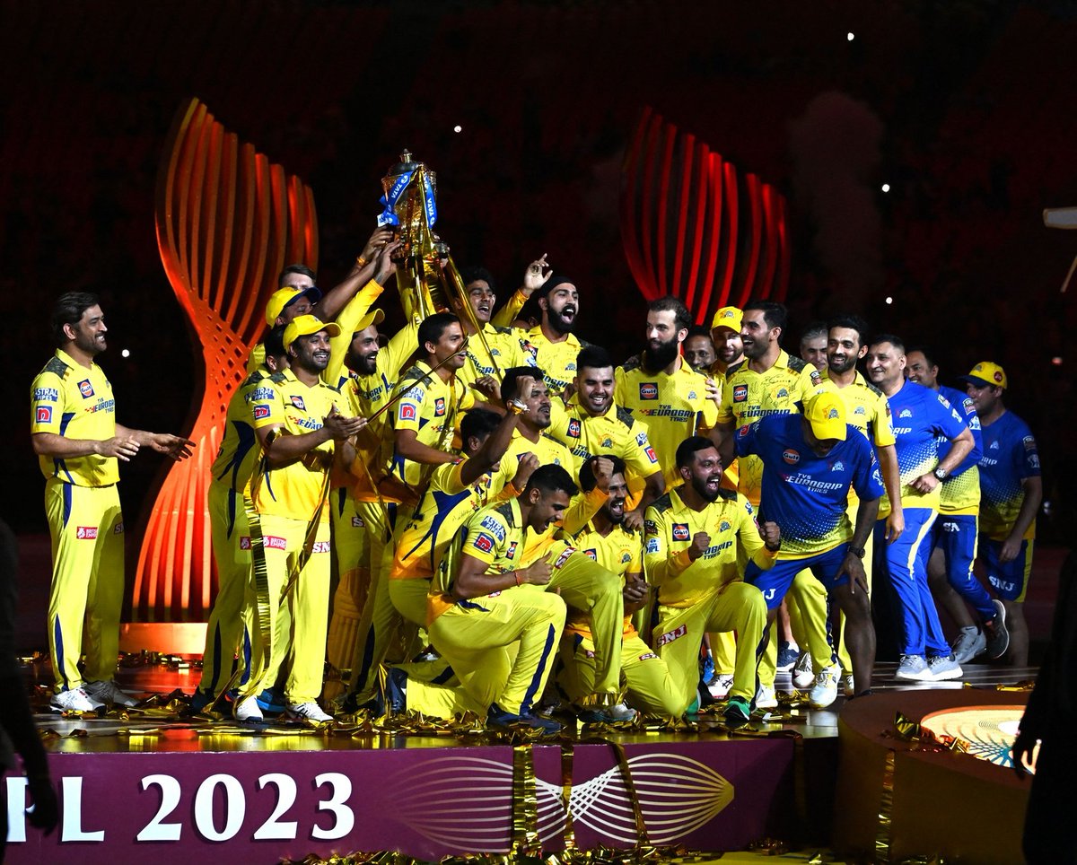 @ChennaiIPL Win the cup and give it to team members and walk off silently #Csk #IPL2O23 #Dhoni #WhistlePodu 💛