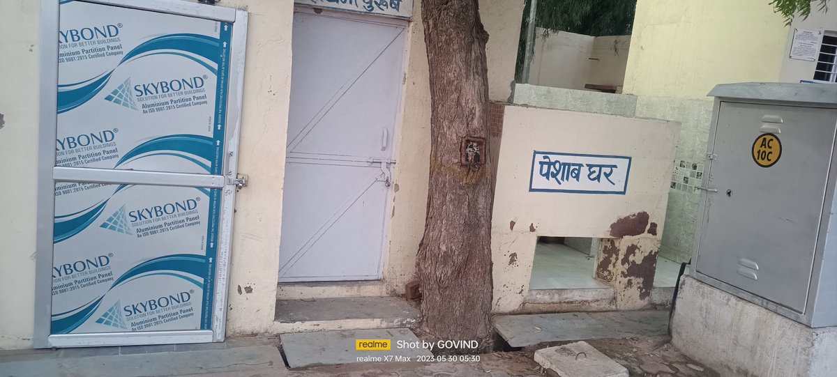 govind492's tweet photo. @AshwiniVaishnaw ये जो फोटो यहां अपलोड की गई है। ये Lunkaransar bikaner railway station पर बने टॉयलेट की है। यहां  पिछले कुछ समय से टॉयलेट को पर्सनल प्रॉपर्टी बना रखा है। हमेशा ताला लगा रहता है।
क्या ये यात्रियों के लिए उपलब्ध हो सकते हैं। https://t.co/xngSa9uOYb