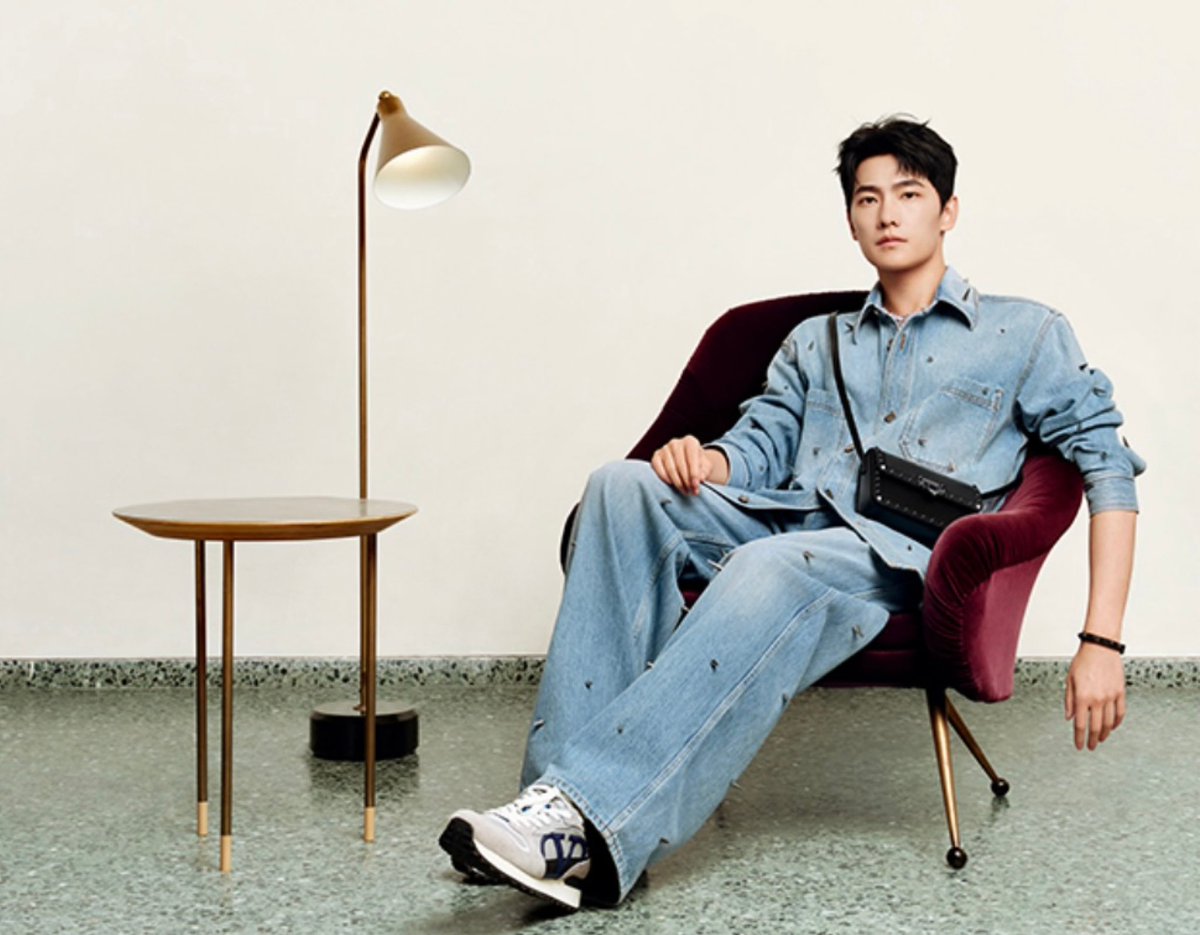 berryyangyang's tweet photo. 230530
Valentino 발렌티노 ! 
발렌티노 품패대언인 양양 오피셜 💙

#양양 #杨洋 #YangYang
#Valentino
#발렌티노 https://t.co/vHBc3HgmkV