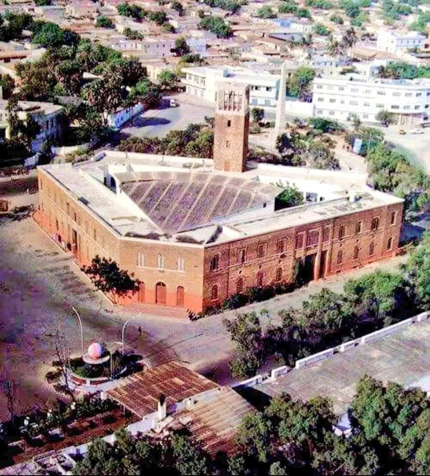 सोमालिया एक देश है जो #भुखमरी और #समुद्री लुटेरों के लिए जाना जाता है।

ये तस्वीर सोमालिया देश की राजधानी मोगादिशु मे स्थित ओल्ड पार्लियामेंट बिल्डिंग की है।

इस बिल्डिंग से किसी को क्या प्रेरणा मिली होगी और क्यों उसने इसकी नकल की होगी ?
सोचने वाली बात है!
संसद भवन #CentralVista