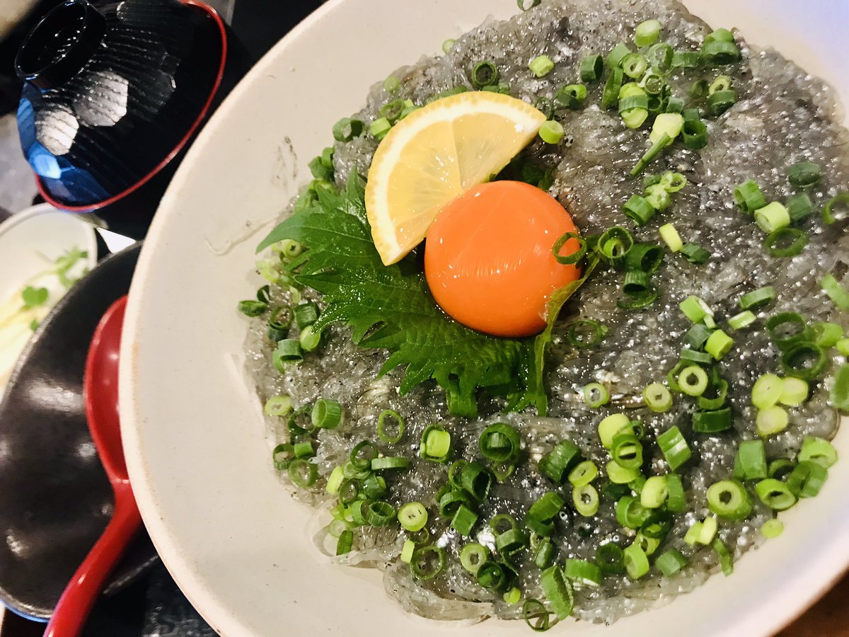 uosho0715's tweet photo. こんにちは🌸

魚翔ランチです🐟✨️
この後11:30〜営業開始🌸

本日 生しらす入荷してます!!🐟

☆生しらす刺身(3点ランチ)
☆生しらす丼ランチ
☆生しらす＆釜揚げしらす丼 ランチ🐟

本日も皆様のご来店お待ちしてます😊🌸

 #魚翔 #ランチ #北久里浜 #駅前 #生しらす #横須賀 #居酒屋ランチ #昼飲 https://t.co/AatmekRzqN