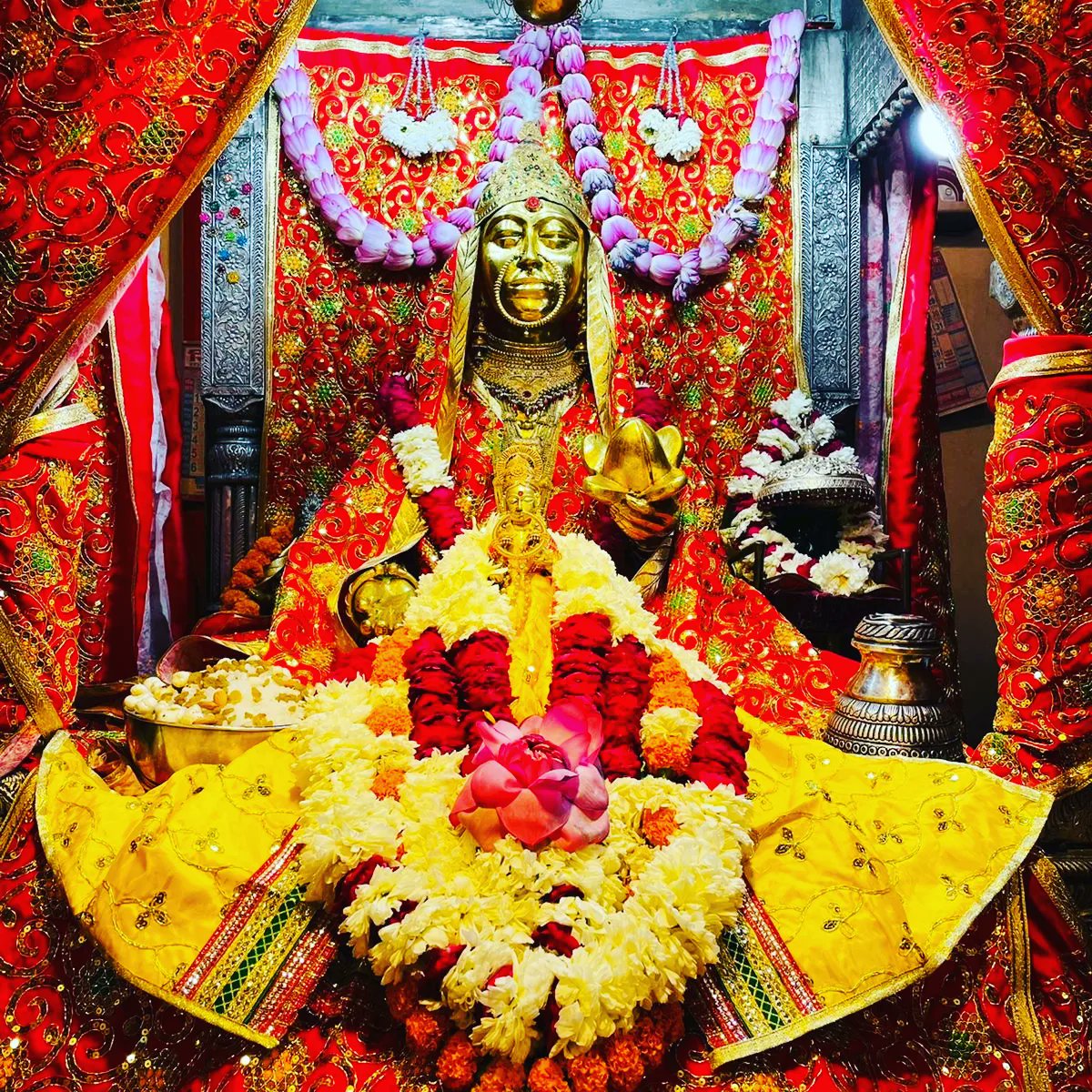 SheetlaMata1's tweet image. 🙏🚩☘️🌹🌼🪷🌹☘️🚩🙏माँ आदिशक्ति शीतला माता मंदिर गुरुग्राम, पाण्डव कालीन सिद्धपीठ 30 मई 2023, मंगलवार ज्येष्ठ शुक्ल दशमी तिथि, विक्रम संवत 2080 के दर्शन।☘️🌹🌼🪷🌹☘️🚩 माँ आदिशक्ति राजराजेश्वरी शीतला का आशीर्वाद सदेव सब पर बना रहे।☘️🌹🌼🪷☘️🚩🙏
#sheetlamatamandirgurugramdarshan