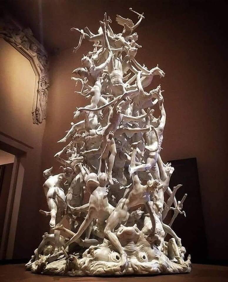 'La caída de los ángeles rebeldes' tallada a partir de una sola pieza de mármol en 1750 en mármol de Carrara, por el escultor italiano Agostino Fasolato, retrata 60 ángeles caídos.
¡Espectacular!