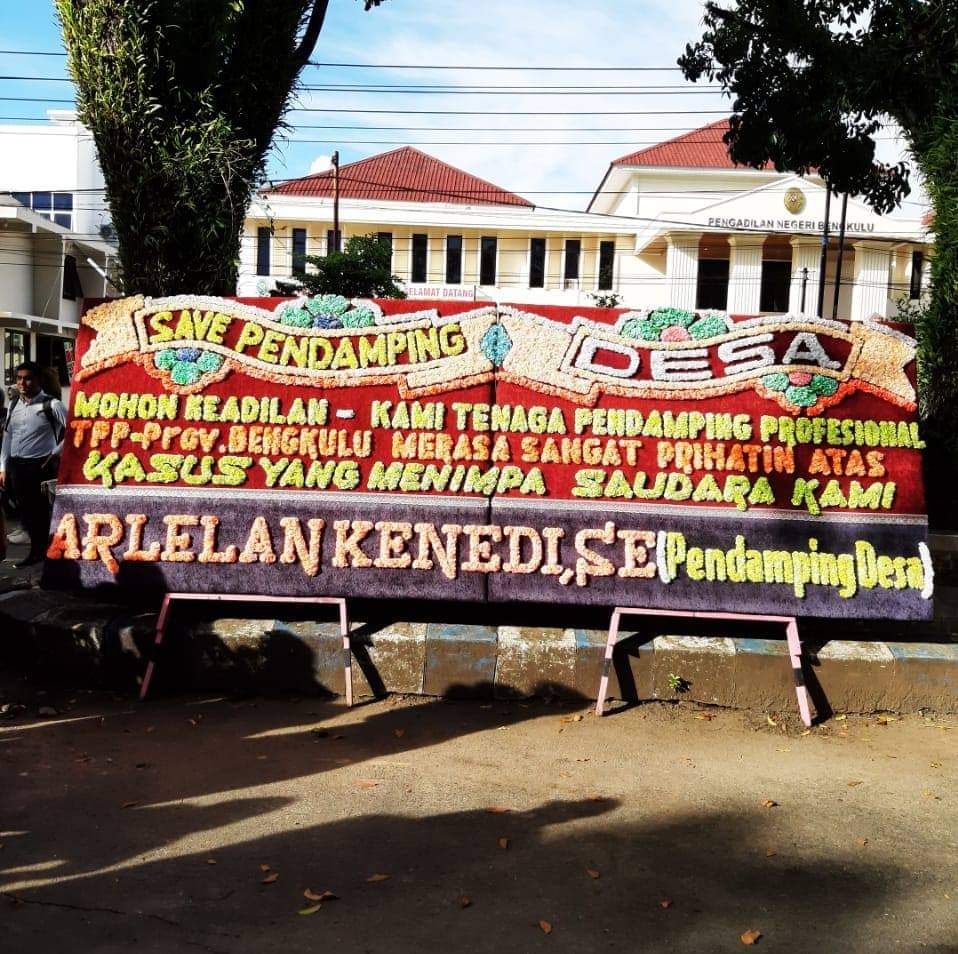 PD3317's tweet photo. Mohon keadilan untuk pendamping desa

@jokowi 
@KejaksaanRI
@mohmahfudmd
@halimiskandarnu
@Kemendespdtt
@malik_haramain
@imansyukri
@taufikmadjid71
@yusradaridesa 
@azzameldzikrie 
@tppkemendes

#SaveTPP
#SaveArlelan https://t.co/CMYTdW35k8