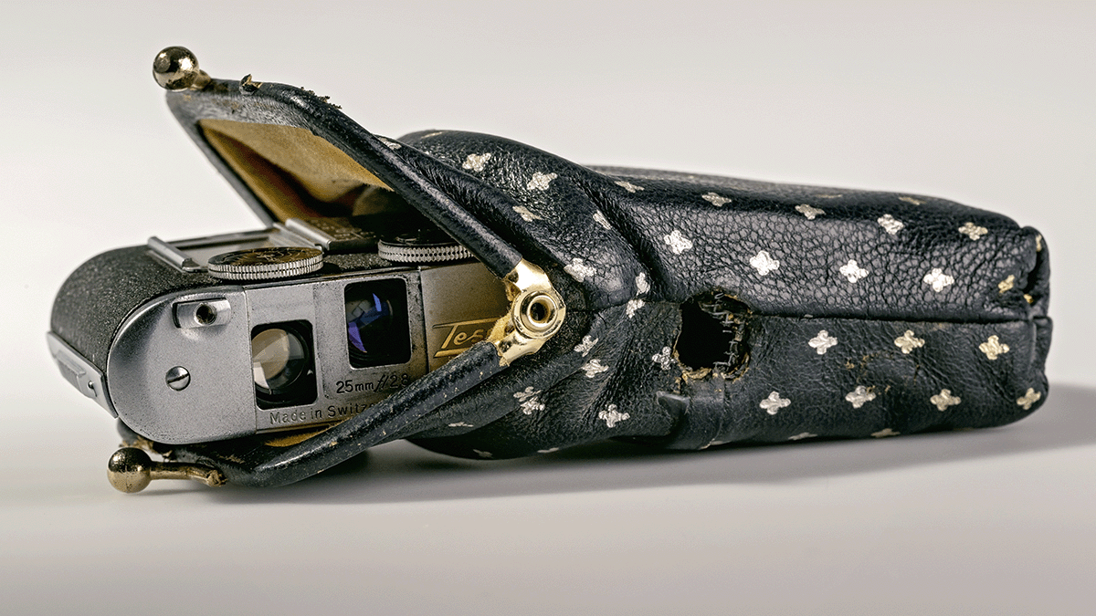 #TradecraftTuesday: Long before everyone had a camera in their pocket clever #ASIO officers concealed cameras in everyday items – this coin purse hid a Tessina sub-miniature camera to take covert photography of meetings between spies or terrorists. 📙 asio.gov.au/about/history