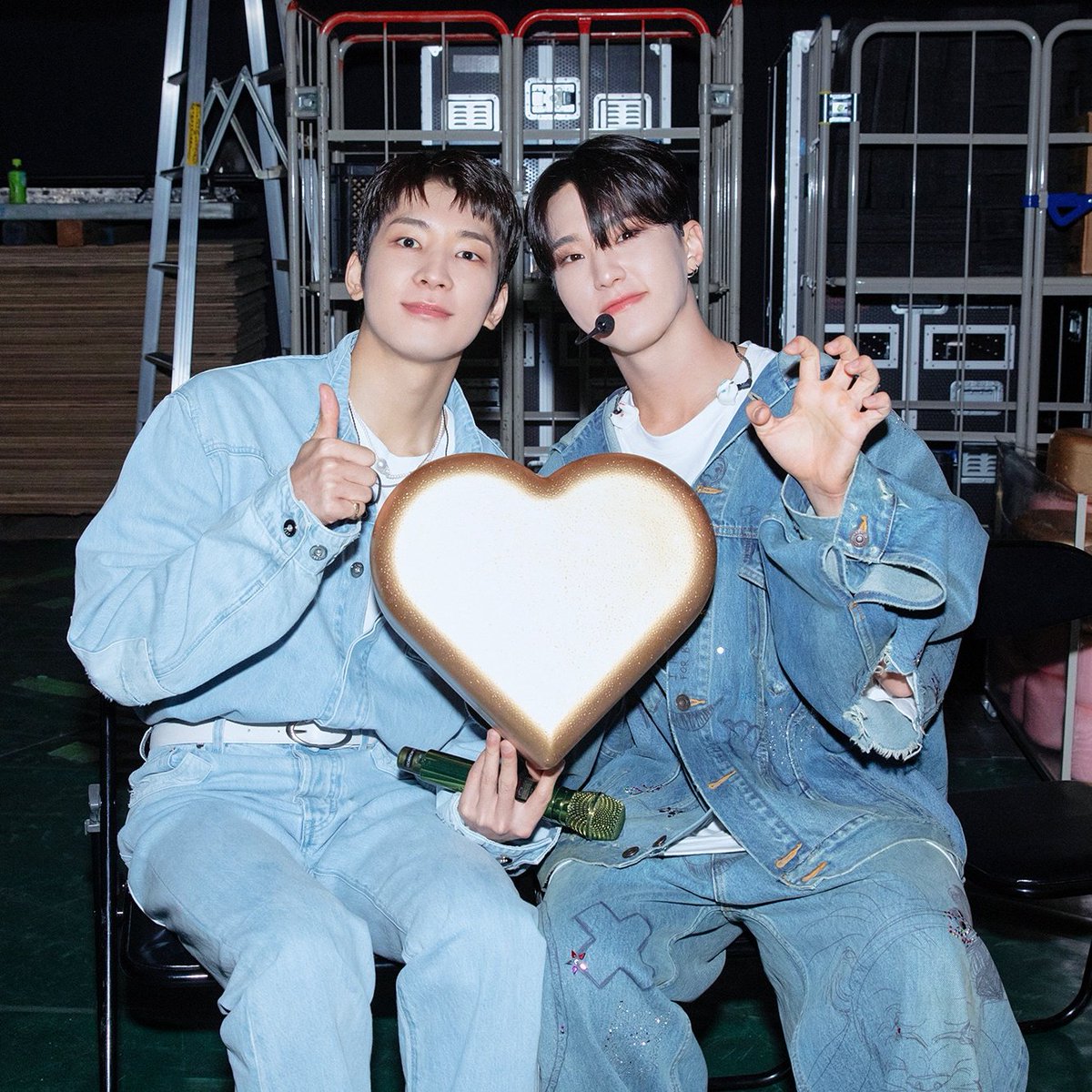 hawon_717's tweet photo. 만능엄지와 호랑해
이 둘만큼 각자의 포즈에 진심인 사람이 없음 https://t.co/MwT651FucF