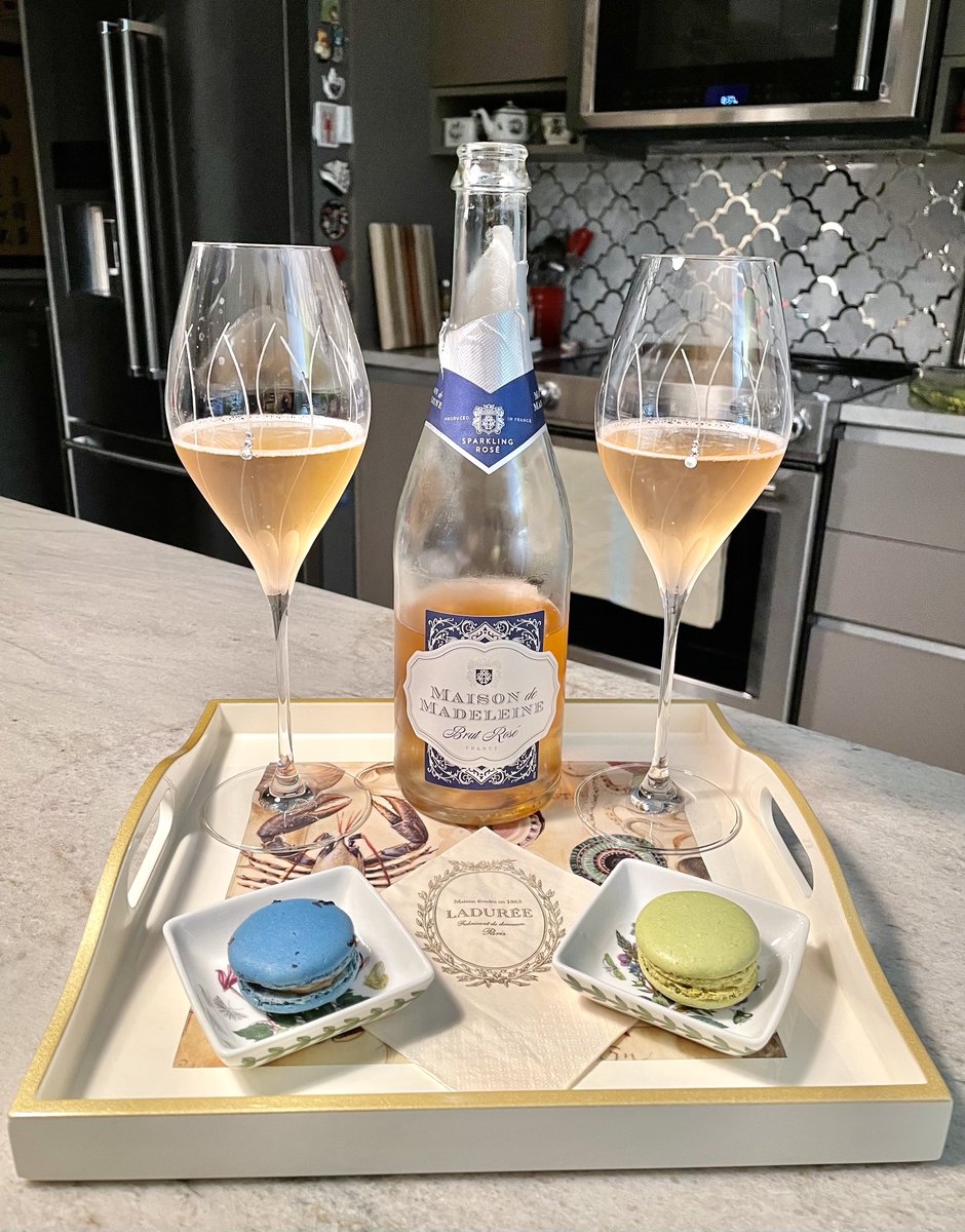 I’m in love with these glasses by <a href="/Julianna_glass/">Anna</a> 🍾🥂🍾 So elegant and delicate 💎 @Swarovski