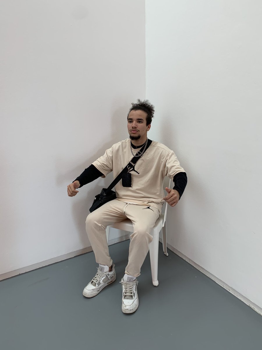 VeroChartier19's tweet photo. @jeudepaume @israelmuseum @MinistereCC Merci pour votre accueil. Les élèves germanistes 🇩🇪 du lycée Galilée @AlldVersailles @acversailles ont pu admirer le travail de #ThomasDemand et poser pour une future expo 🤭 https://t.co/fXKPGIPKLD