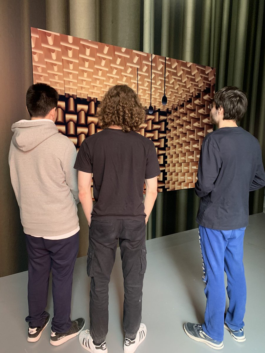 VeroChartier19's tweet photo. @jeudepaume @israelmuseum @MinistereCC Merci pour votre accueil. Les élèves germanistes 🇩🇪 du lycée Galilée @AlldVersailles @acversailles ont pu admirer le travail de #ThomasDemand et poser pour une future expo 🤭 https://t.co/fXKPGIPKLD