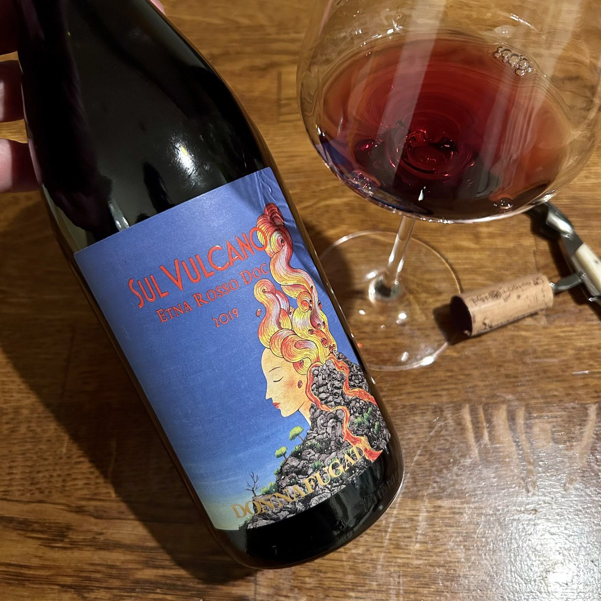 This is my first taste of Donna Fugata's #Etna wine, and I love it! Super light and silky with all the power and structure dissimulated in the acidity of the wine. Burst of forest fruits with delicate herby, minty notes answering to deep balsamic, mushroomy notes. #Sicily