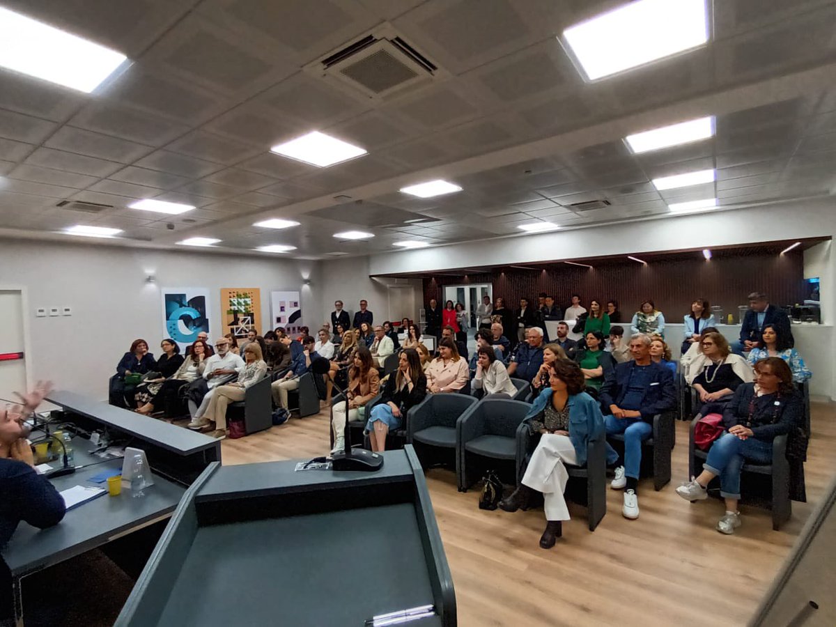 pinosuriano's tweet photo. Com’è che quando viene @brunomastro la gente ci ringrazia sempre? #Policoro #Scanzano #AtelierdelleArti #Basilicata #telefono @ilSaggiatoreEd https://t.co/NKeHqxXKQj
