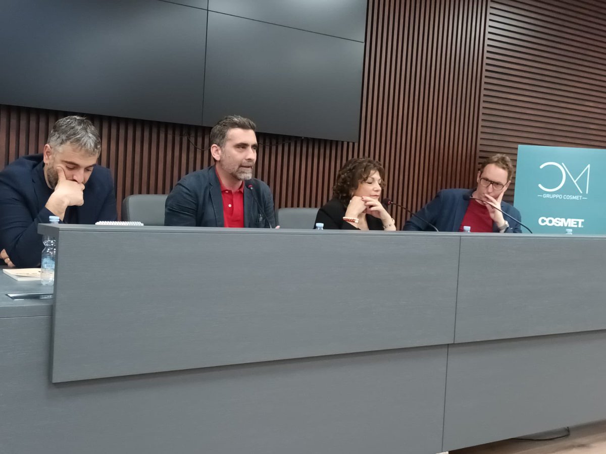 pinosuriano's tweet photo. Com’è che quando viene @brunomastro la gente ci ringrazia sempre? #Policoro #Scanzano #AtelierdelleArti #Basilicata #telefono @ilSaggiatoreEd https://t.co/NKeHqxXKQj