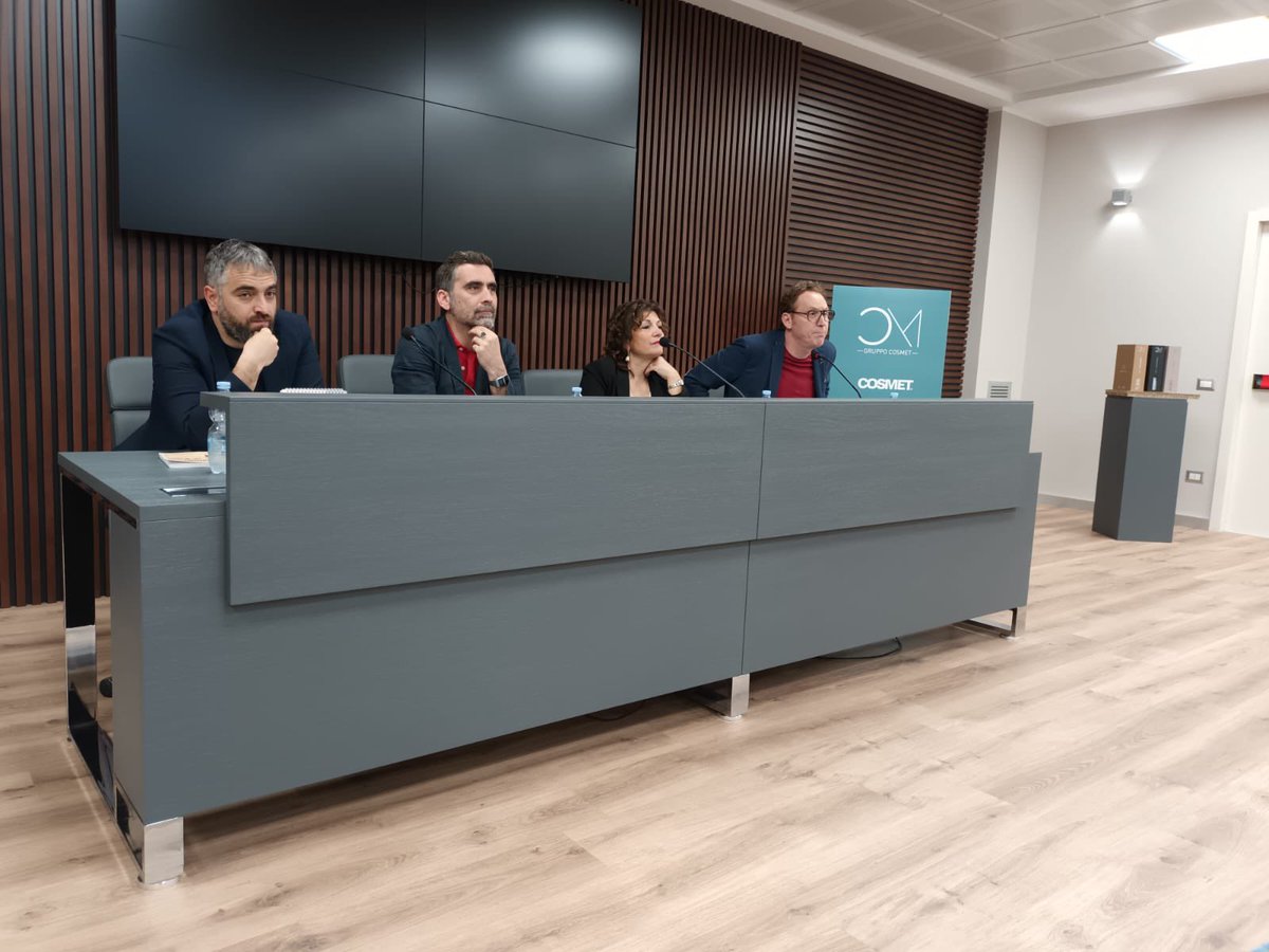 pinosuriano's tweet photo. Com’è che quando viene @brunomastro la gente ci ringrazia sempre? #Policoro #Scanzano #AtelierdelleArti #Basilicata #telefono @ilSaggiatoreEd https://t.co/NKeHqxXKQj