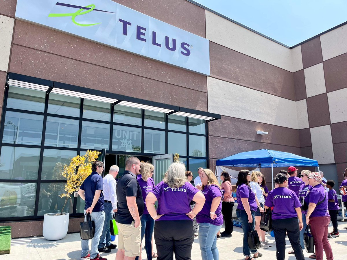 Andrea_Khanjin's tweet photo. It was wonderful to attend the grand opening of #TelusHouse at 155 Reid Dr. @cityofbarrie, during #TELUSDaysofGiving.
Thank you to Dana for the lovely tour. The new place reflects Telus’ active role in supporting local grassroots projects, charities and organizations. https://t.co/bx1kGmPRBd