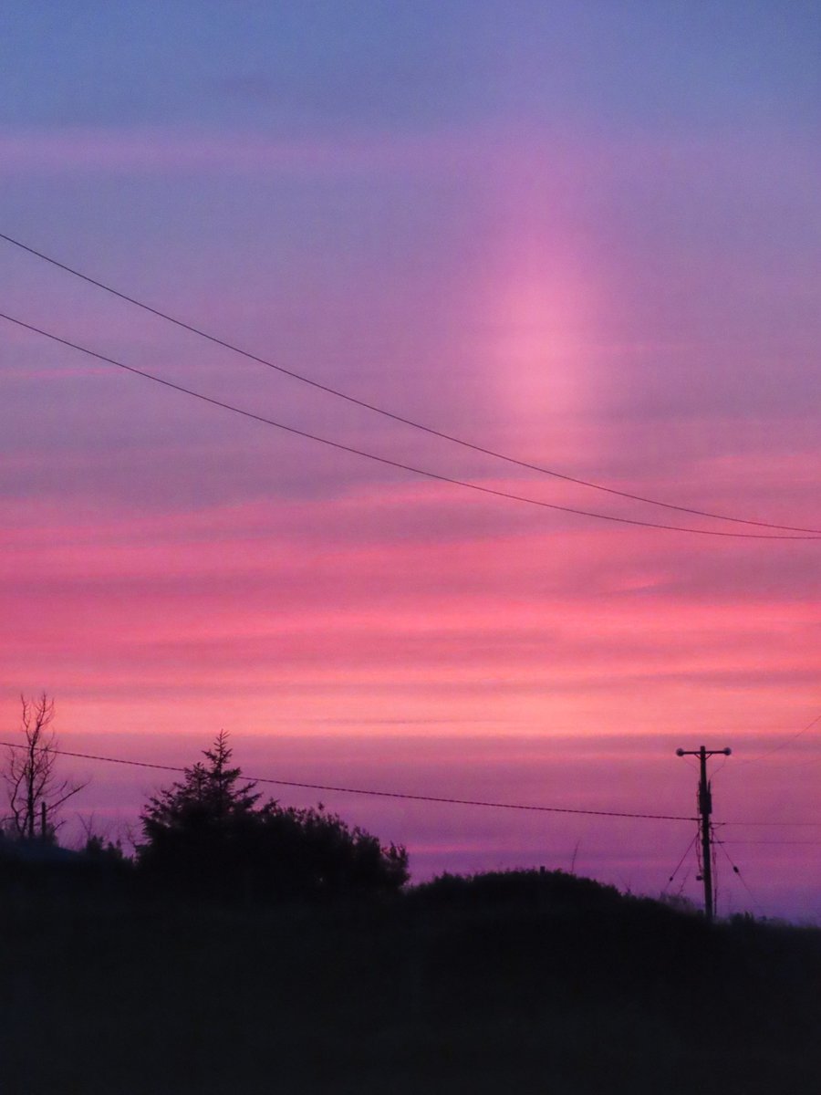 wildswimmer67's tweet photo. Sunset shades from Braade in #DonegallabouttheLight on #DonegalDay  #ireland #sunset #donegal #rteweather @CloudAppSoc @DonegalWeatherC @DonegalA  #irishpost @MetEireann https://t.co/DJ1yDSl3zv