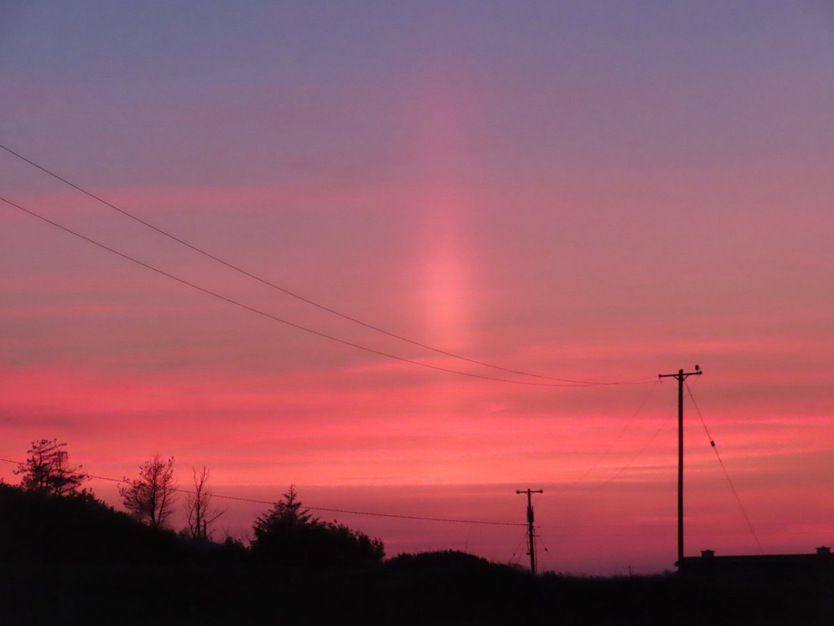 wildswimmer67's tweet photo. Sunset shades from Braade in #DonegallabouttheLight on #DonegalDay  #ireland #sunset #donegal #rteweather @CloudAppSoc @DonegalWeatherC @DonegalA  #irishpost @MetEireann https://t.co/DJ1yDSl3zv