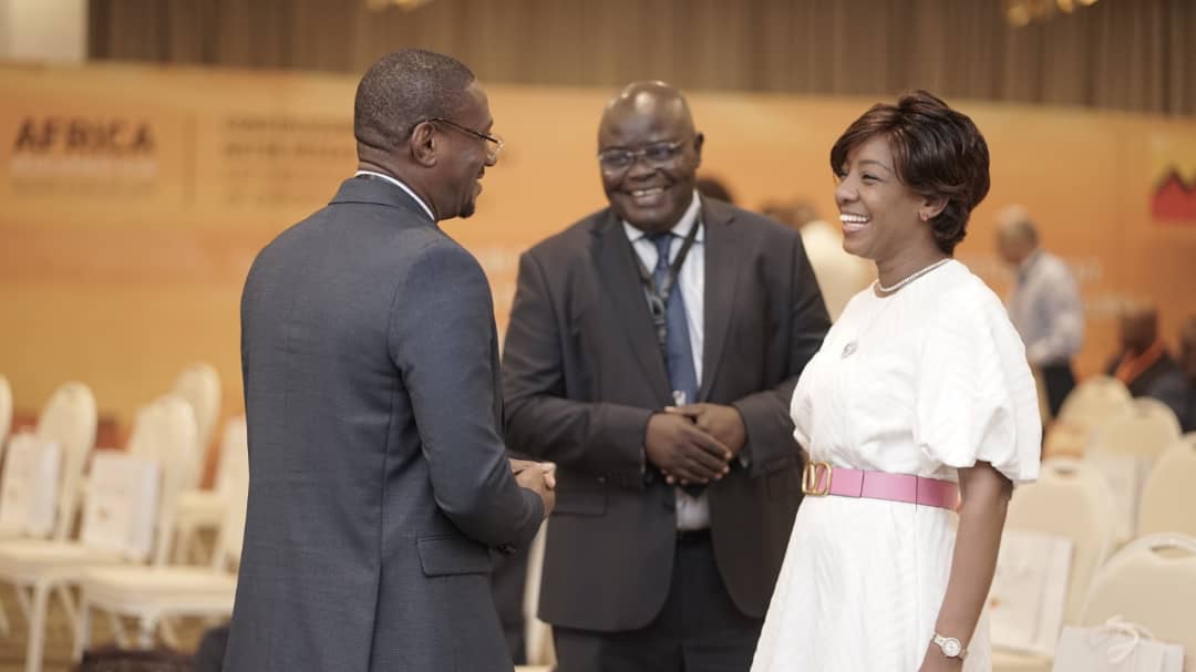 Spontanée, éclatante, lumineuse et plein d’enthousiasme, la magie de cette photo se cache simplement sous le sourire unanimement juvénile de tous les acteurs de la scène.