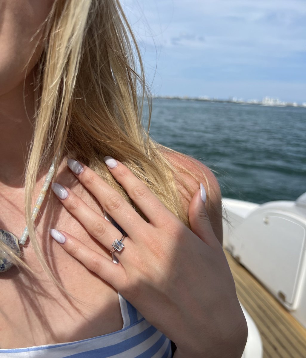 MoxsyOG's tweet photo. Big life update 💍 https://t.co/Dth49ONBLs