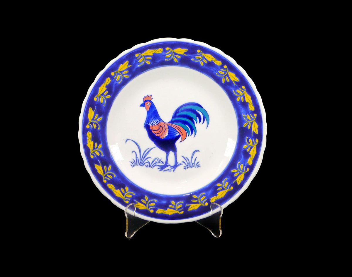 G97816960Girl's tweet photo. Hand-painted cabinet plate. Central rooster. Brittany Quimper style. Attributed Portugal 1960s. https://t.co/jOVw9SGUGL via @Etsy #BuyfromGroovy #antiqueshop #decorativeplate #Rooster #GoodLuckRooster #RoosterPlate #Quimper #Quimperstyle #EtsySellers https://t.co/EB9lo3CAQy