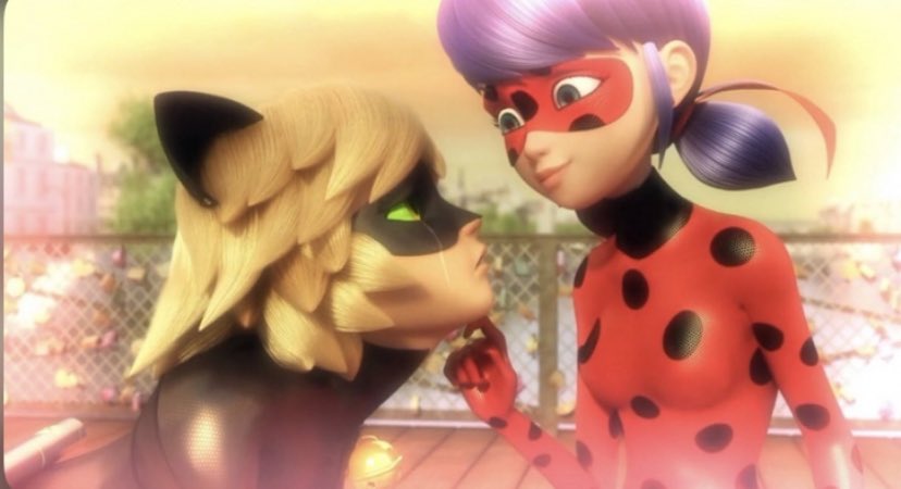 therealadynoir's tweet image. HOW LADYBUG LOOKS AT CHAT NOIR 
A THREAD 🧵 ( i found more of her than of chat noir looking at her‼️)
#ladynoir
#MLBS5