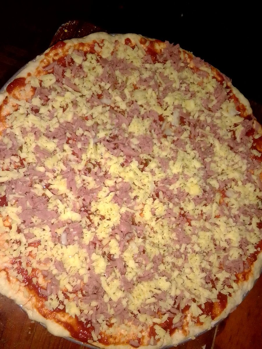 😋😋pizza in d making 😋🥰😋