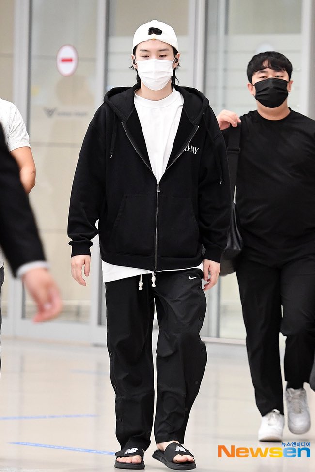 [#SugaHQ_Update] SUGA has safely arrived back in South Korea after completing his concerts in Jakarta !

WELCOME HOME YOONGI