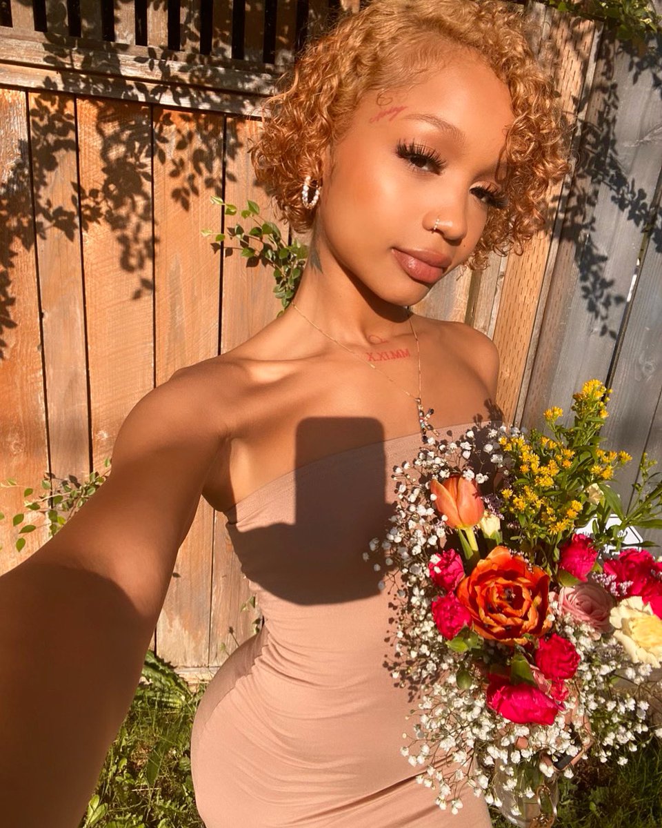 lanifeli_'s tweet photo. 💐 https://t.co/Qjcn3uZY5K