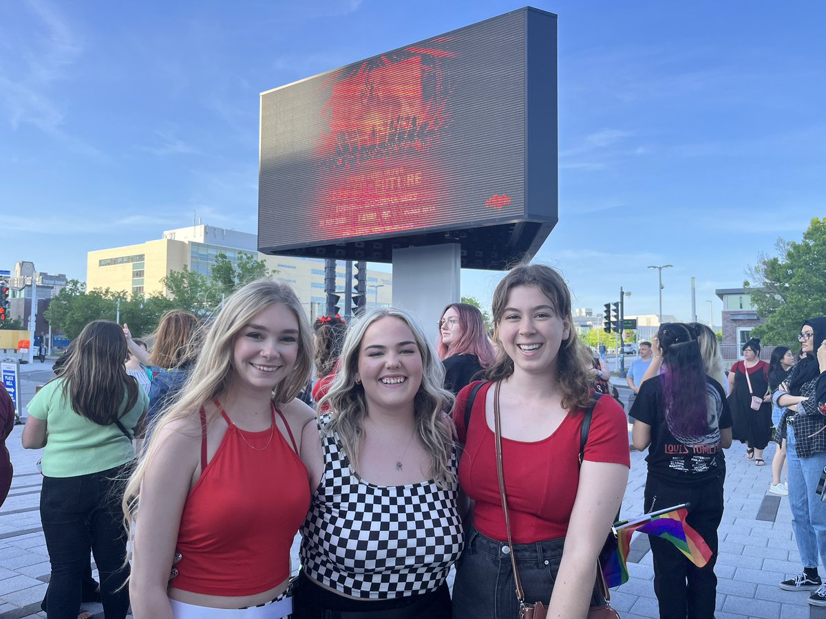 CRYING SHAKING THROWING UP ❤️‍🔥 
<a href="/whiteflowerry/">Aria ☽</a> <a href="/swtcreature28/">elodie ♡’s chrissy 🏠 SAW LOUIS & HARRY</a> #LouieVibes <a href="/HLDTour/">HL Daily On Tour</a> #FITFWTLaval #FITFWT <a href="/Louis_Tomlinson/">Louis Tomlinson</a>