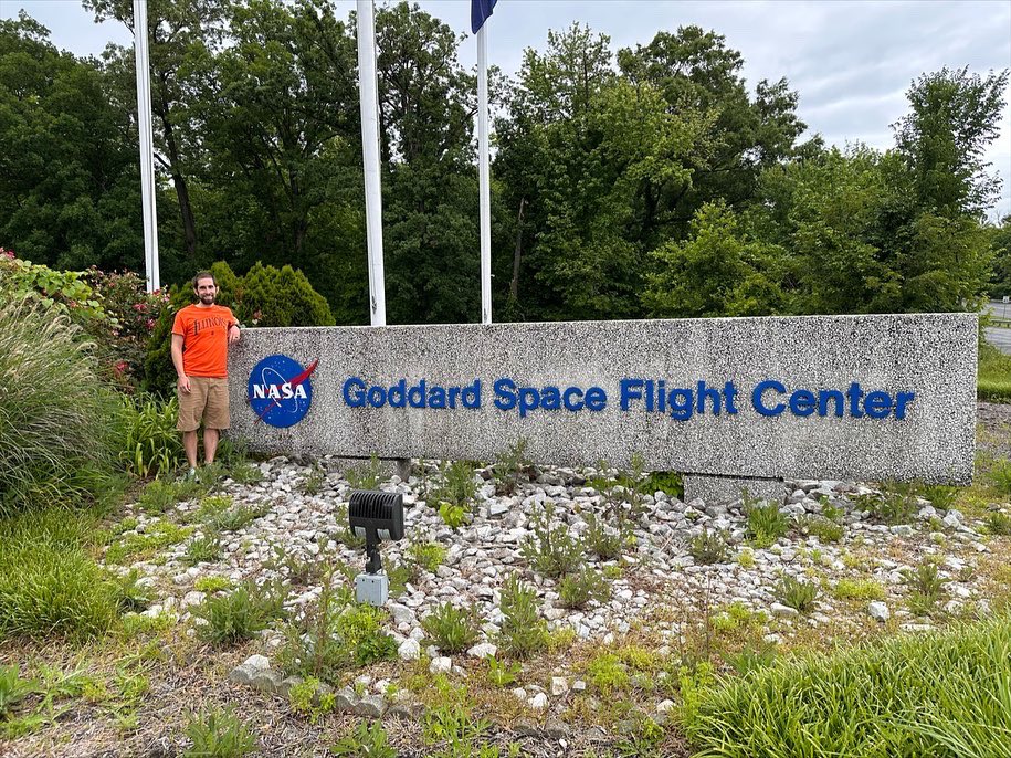 praytell16's tweet photo. I suppose it’s time to take pictures in front of my new workplace #newjoblife https://t.co/eKhQafyQwd
