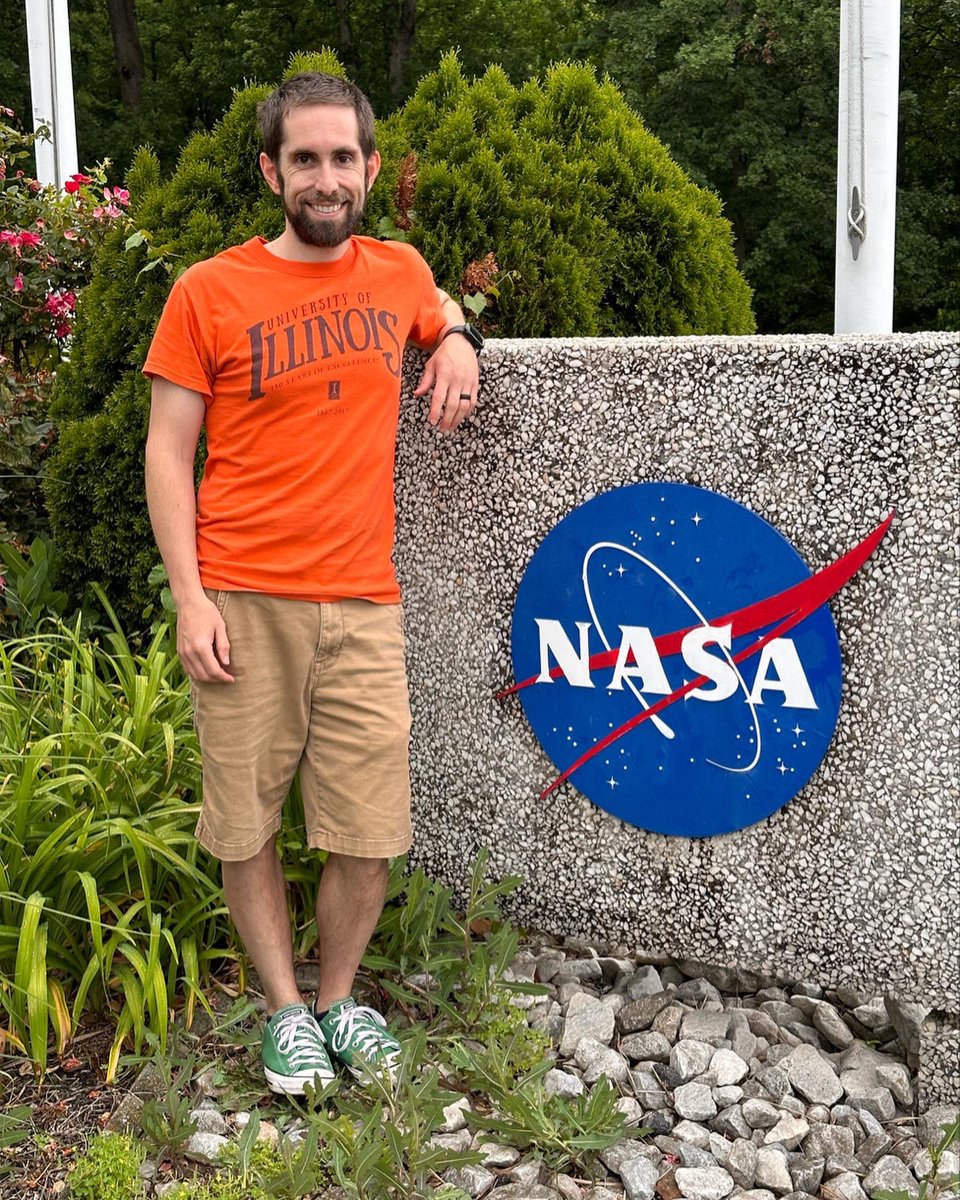 praytell16's tweet photo. I suppose it’s time to take pictures in front of my new workplace #newjoblife https://t.co/eKhQafyQwd