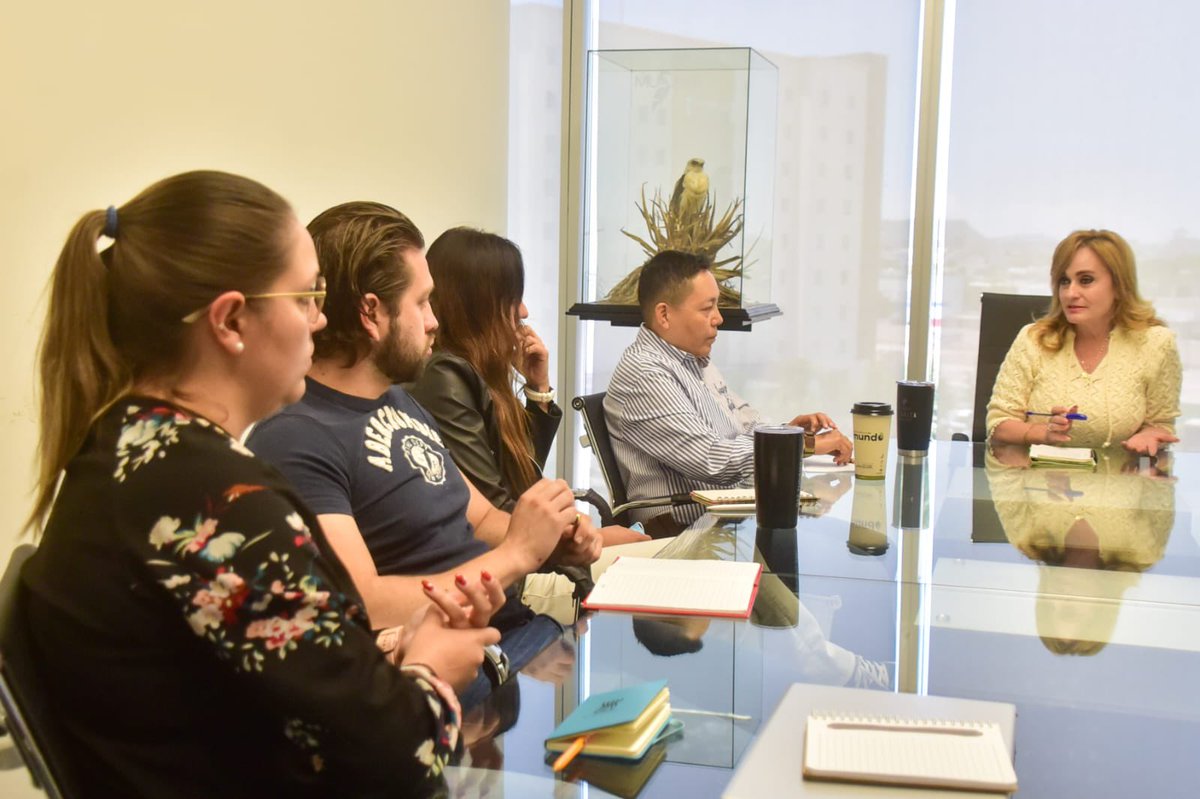 La Secretaria <a href="/luciaazucena/">Azucena Ramos</a> encabezó una reunión de trabajo con directores de área de la dependencia, en la que revisaron proyectos y dieron seguimiento a eventos que se llevarán a cabo a partir del mes de junio y durante el segundo semestre del año.