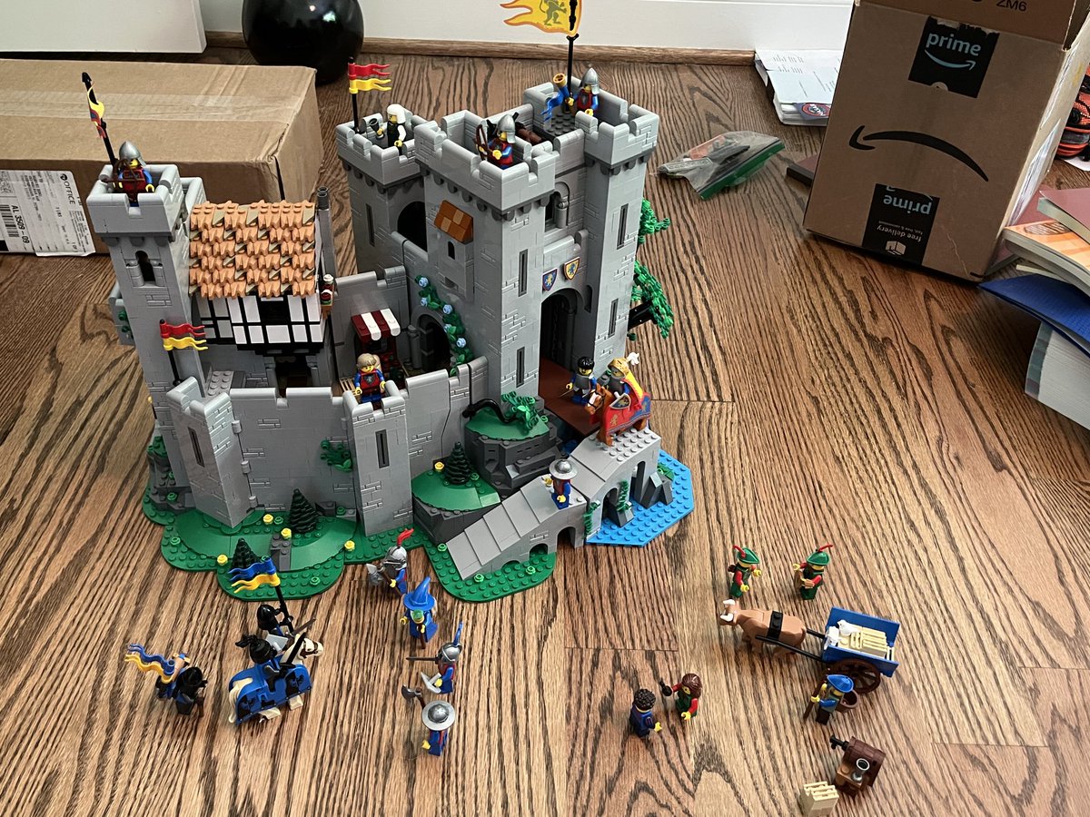 ClassGamesCast's tweet image. Here’s Rob’s Lion Knights Castle. Still needs a shelf.
