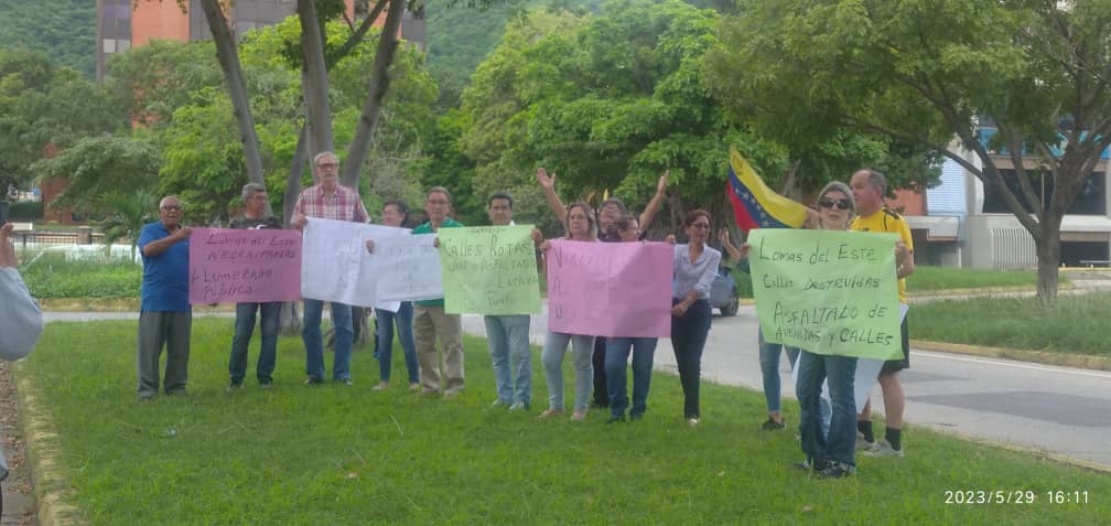 lalocuracom's tweet photo. Este Lunes #29May Vecinos de #LomasDelEste #Carabobo protestaron por la falta de atención a la Urb. Asfaltado, podado, servicio eléctrico, agua, entre otros, hacen un llamado a las autoridades pertinentes por atención pronta @rafaellacava10 @NorteValencia @lomasdeleste #Valencia https://t.co/0b8YS9DwCv