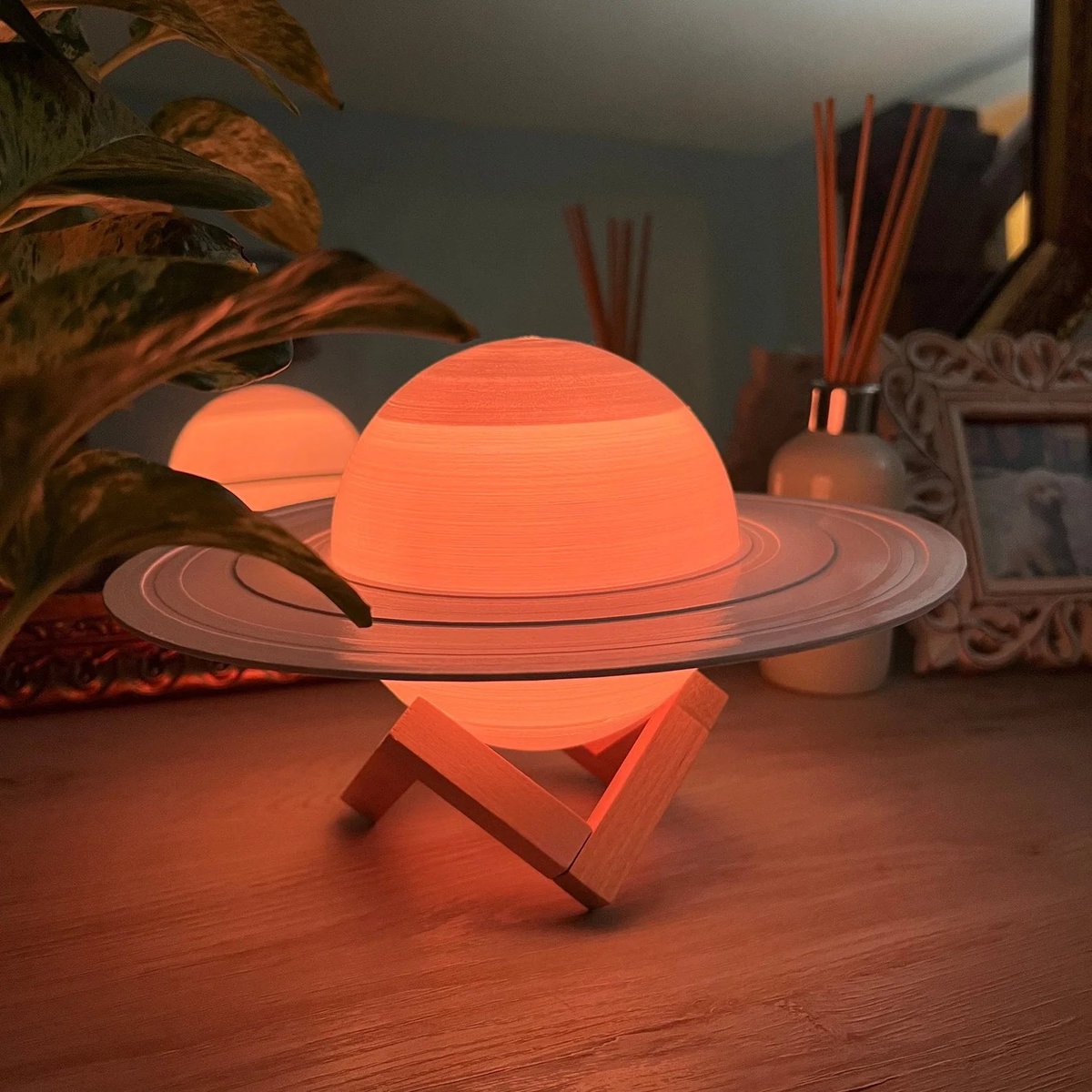 Exulansista's tweet photo. Saturn lamp 🪐 https://t.co/LGH3fiF7Ur