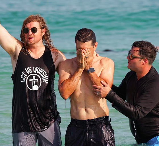 Sean Feucht Spontaneously Baptises On Florida Beach on Pentecost Sunday #GlobalNews #letusworship #pensecola  mychristiandaily.com/sean-feucht-sp…