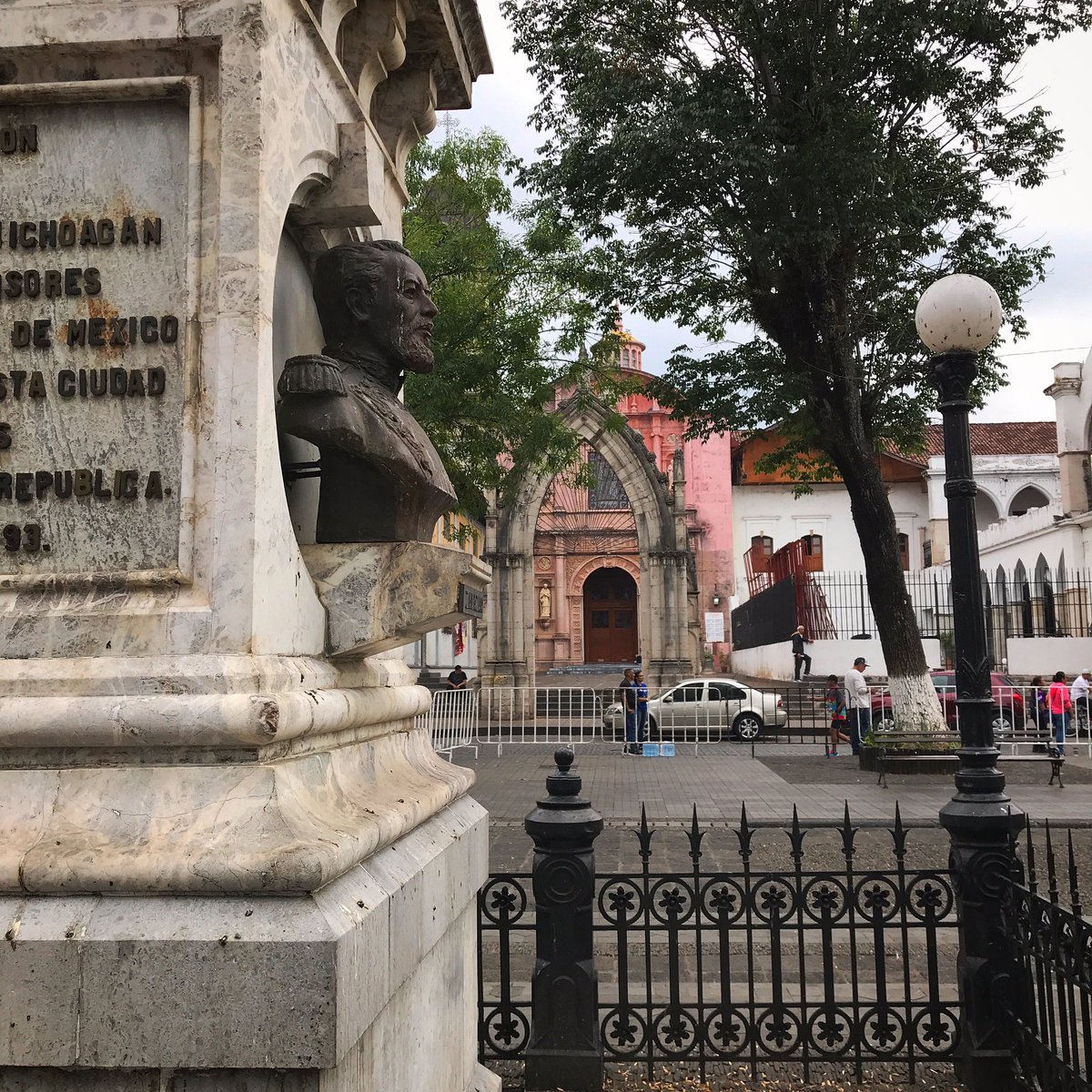 #MonumentoALosMártiresDeUruapan #ParroquíaDeSanFrancisco #Monumento #MártiresDeUruapan #CentroHistórico #Uruapan #Michoacán #México #Obelisco #Mármol #Busto #Templo