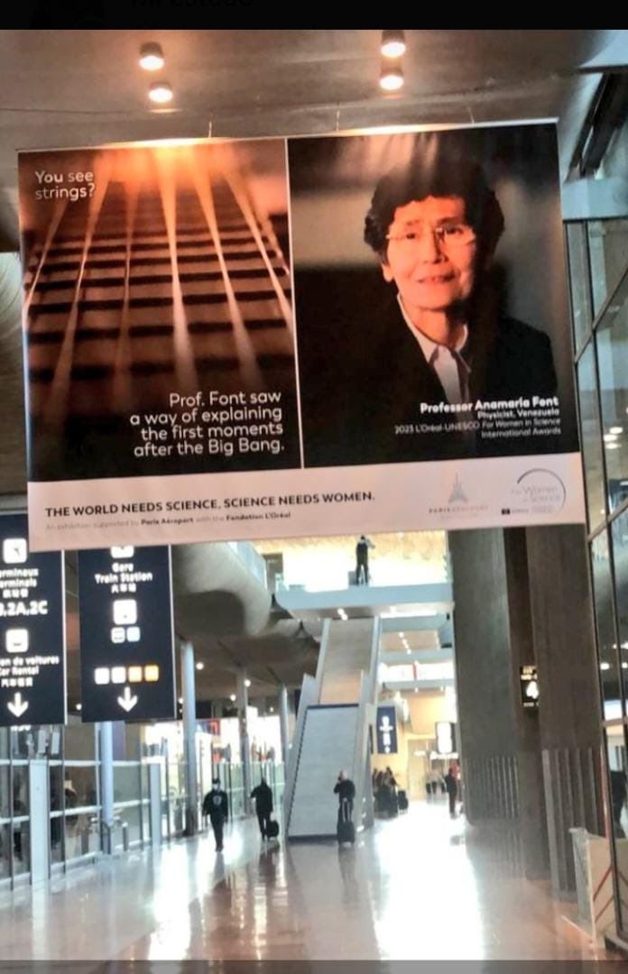 Esta pancarta en el aeropuerto de París que dice que el mundo necesita a la ciencia y que la ciencia necesita a las mujeres, muestra a Anamaría Font, destacada Física venezolana. Bravo por las mujeres y la ciencia en Venezuela!