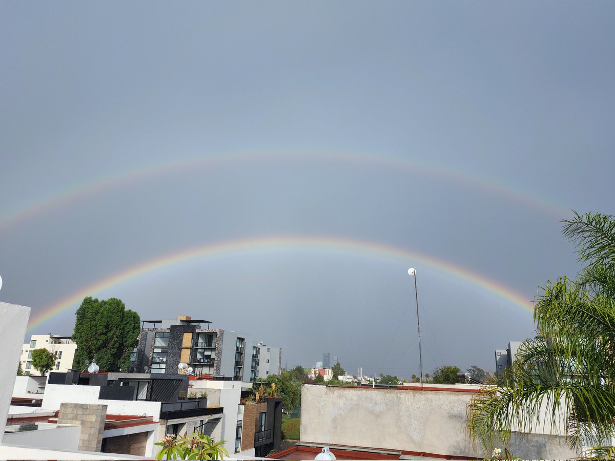 JCarlos_Valerio's tweet photo. Que el doble arcoiris que a esta hora pinta el cielo lluvioso y soleado de #Puebla. sea un augurio de buenos tiempos para tod@s. Les mando un abrazo!!! https://t.co/MsgAwlslYz
