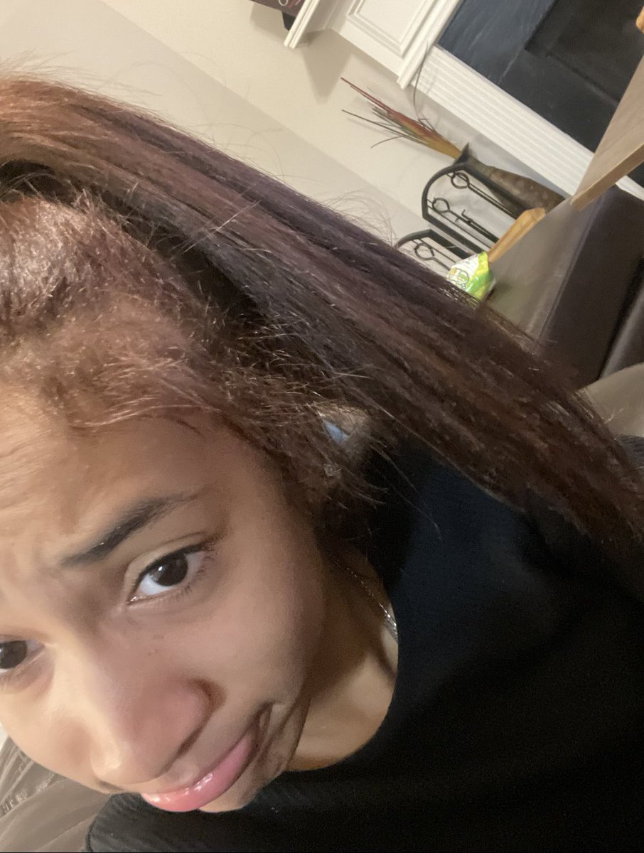 lliyaaaaaaaaaa's tweet photo. sweatpants, hair tie, chilling with no makeup on😎.. https://t.co/LVtOTWyMmF
