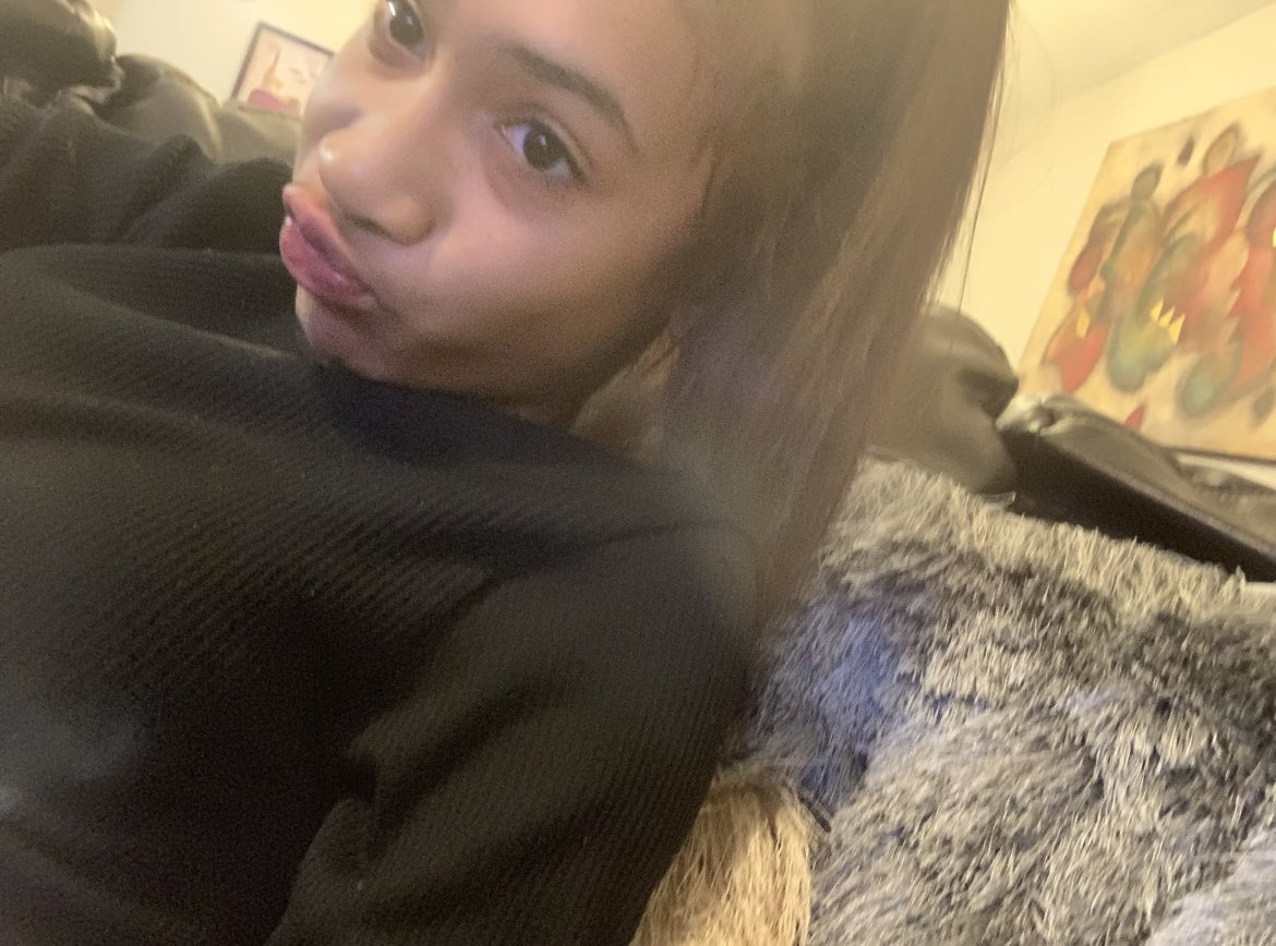 lliyaaaaaaaaaa's tweet photo. sweatpants, hair tie, chilling with no makeup on😎.. https://t.co/LVtOTWyMmF