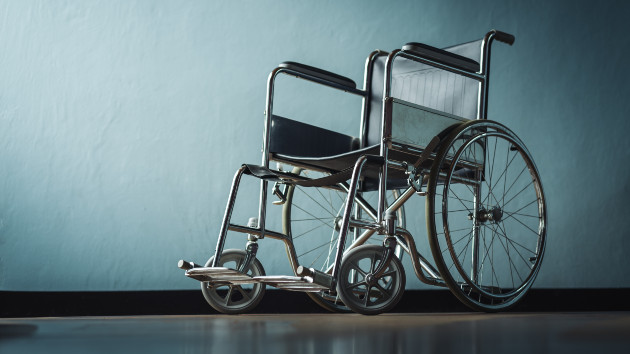 🧑‍⚕️ AI helps paralyzed man walk again.
A man left paralyzed by a motorcycle crash over a decade ago is now walking again, thanks to a surgical procedure aided by artificial intelligence. buff.ly/3qkK2qg
#AI #medicaltechnology #neuroscience #LausanneUniversityHospital