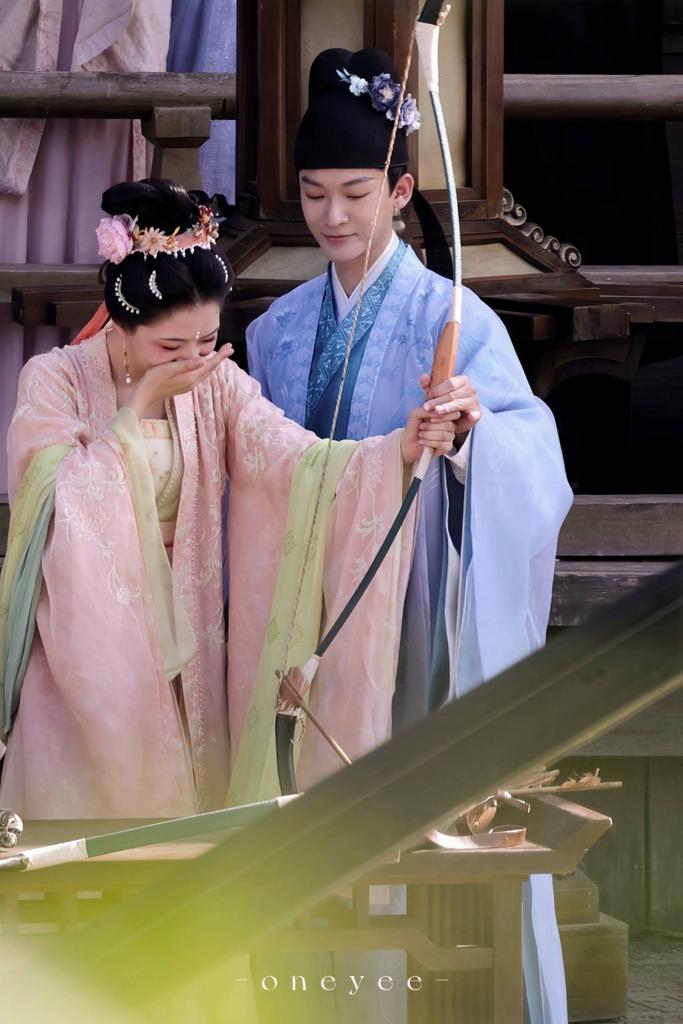 She laughed the moment she realized she can't do archery. Lmao. Look at Wanyi's smile, he's finding it cute. 😭

#LouShenyuan #LouYining #TheRiseofNing
#ZhangWanyi #锦绣安宁 #任敏 #LongLifeLongStreet #RenMin