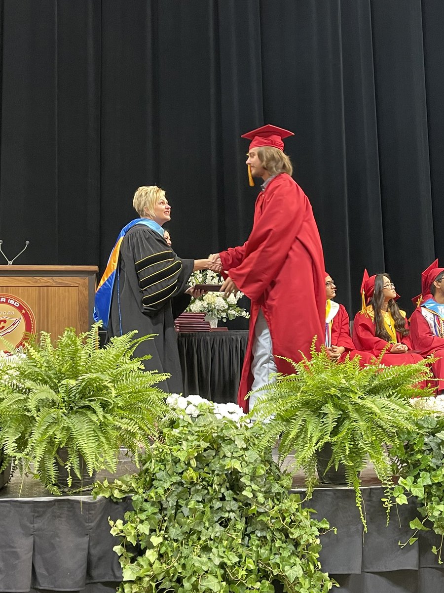 KellerISD's tweet photo. 🎉 @KellerCentralHS has officially crossed the stage! Congrats, grads! 🎓 #KISDGrad23 #CelebrateKISD https://t.co/Zt3ZeNwvF3