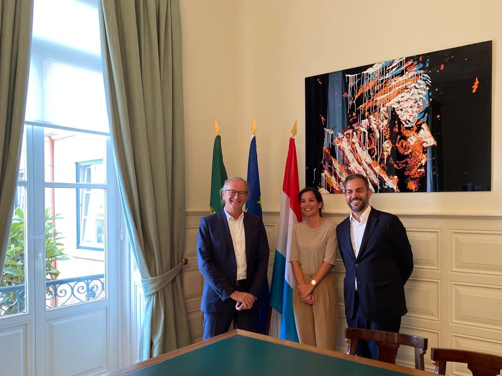 ambiente_pt's tweet photo. Ao fim da tarde desta segunda-feira, na Embaixada do Luxemburgo, em Lisboa, o #MAAC, Duarte Cordeiro, assinou um Memorando de Entendimento com o Ministro da Energia e Ordenamento do Território luxemburguês, Claude Turmes. No encontro, esteve ainda a #SEEnC, Ana Fontoura Gouveia. https://t.co/lbWnZrjDm5