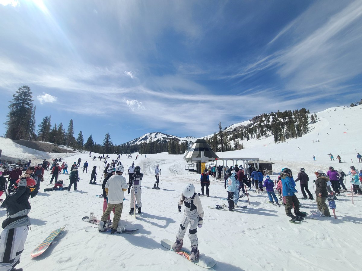 EHarris04's tweet photo. Snowboarding @MammothMountain reminded me of a truth that seems to have been forgotten in the media.

Most people are generally decent humans who want to leave this world 🌎 better than they found it. https://t.co/bkiEscnEHP