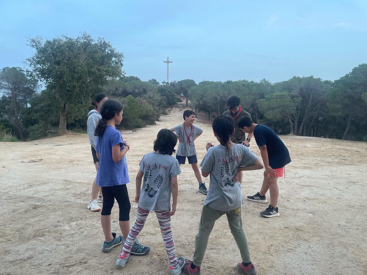 AEiGFlosiCalcat's tweet photo. [LliD] Aquest cap de setmana la unitat de #Llops i Daines han anat a fer una sortida a la Creu de Canet, on han fet una gimcana de descoberta pel poble, un banyito a la platja, jocs i moltes coses més!! 😜🥰📸🏕️🌾🌸✨ 

#femcau #femescoltisme #noucurs #sócdecau #arenysdemar https://t.co/65cUWRYHEF