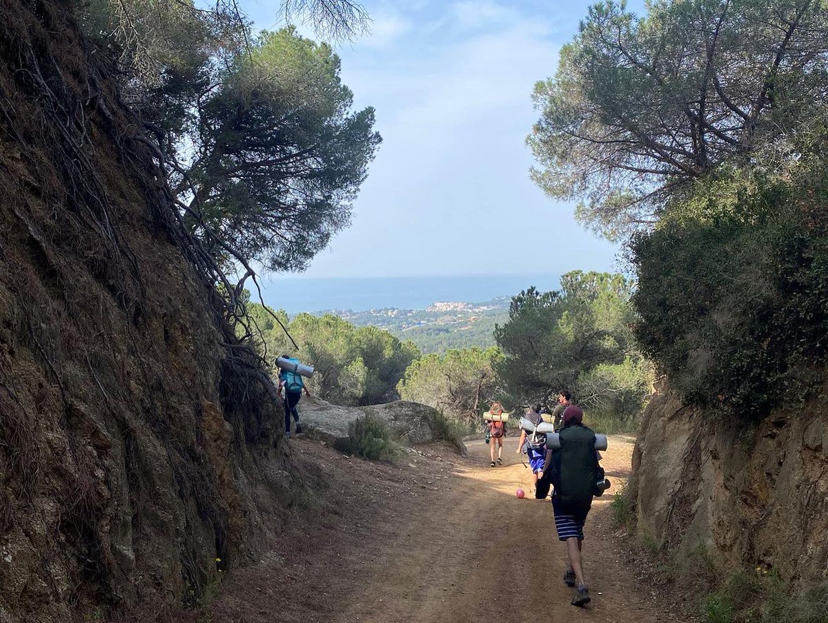 AEiGFlosiCalcat's tweet photo. [LliD] Aquest cap de setmana la unitat de #Llops i Daines han anat a fer una sortida a la Creu de Canet, on han fet una gimcana de descoberta pel poble, un banyito a la platja, jocs i moltes coses més!! 😜🥰📸🏕️🌾🌸✨ 

#femcau #femescoltisme #noucurs #sócdecau #arenysdemar https://t.co/65cUWRYHEF